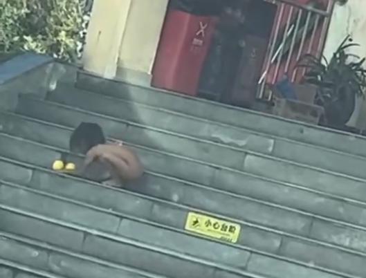 永崋证券 四川一高速服务区现“野人小孩”？当地回应：有监护人陪伴，律师：不能排除虐待或监护失职